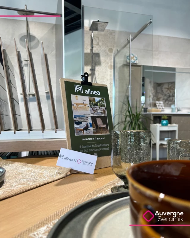 ✨ On a fait équipe avec @alinea pour réveiller vos envies déco ! ✨
Imaginez une table dressée sur un meuble design Alinea sublimée par nos carreaux Auvergne Seramik ! Et si on vous montrait comment chaque détail peut transformer votre intérieur en véritable écrin de style ? 🌟

Venez découvrir la gamme Ludo Nova 3D de Ceramica Rondine et papoter aménagement et matériaux avec nous au showroom : on vous montrera comment marier styles, couleurs et textures pour un intérieur 100 % vous. 🤗

#alinea #ludonova3d #ceramicarondine #auvergneseramik #designintérieur #clermontferrand #myauvergnerhonealpes #clfd #myclermont #travauxinterieur #travaux #decoration #decorationinterieur #deco #showroom #magasin #maisonettravaux